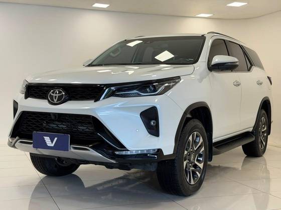 TOYOTA HILUX SW4 2.8 D-4D TURBO DIESEL SRX 7L 4X4 AUTOMÁTICO TOYOTA HILUX SW4 2.8 D-4D TURBO DIESEL SRX 7L 4X4 AUTOMÁTICO